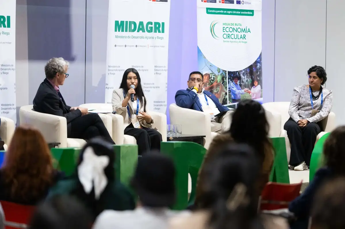 Jóvenes participando en diálogo agroecológico